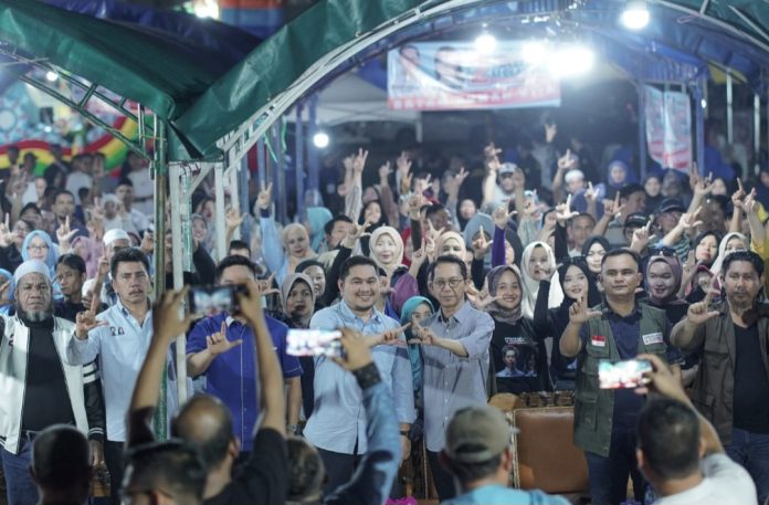 Pasangan calon Wali Kota dan Wakil Wali Kota Batam nomor urut 2, Amsakar Achmad dan Li Claudia Chandra, kembali menggelar kampanye di Pasar Viktoria, Tanjung Riau, Selasa (22/10/2024) malam. (IST)