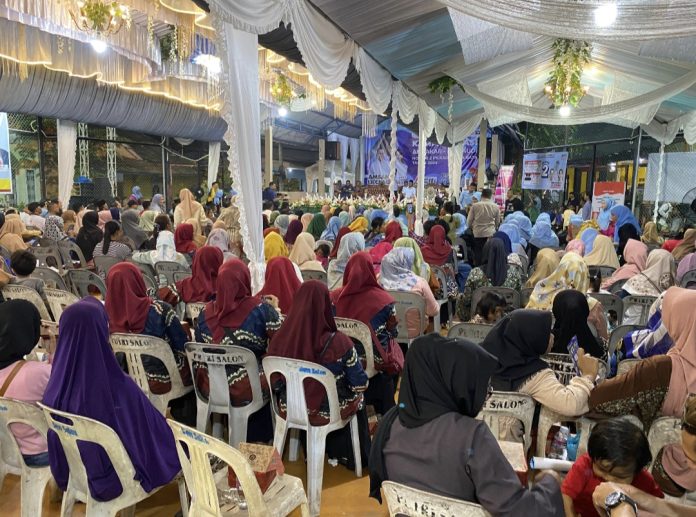 Kaum ibu di kawasan Pemda 2, Kecamatan Batu Aji, menampilan beragam atraksi saat hadiri agenda kampanye pasangan nomor urut 02 di pilkada Kota Batam, Amsakar Achmad- Li Claudia Chandra (ASLI). (Ist)