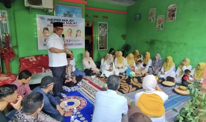 Warga Perumahan Putra Jaya Tanjung Uncang, Kota Batam, Provinsi Kepulauan Riau (Kepri) menyambut antusias kehadiran Calon Wakil Gubernur Kepri no urut satu Nyanyang Haris Pratamura, Rabu (24/10/2024). (IST)