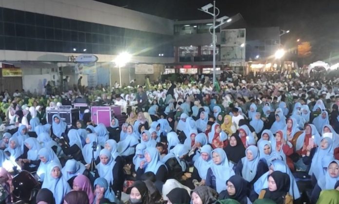 Safari Maulid 1446 H dan peringatan Hari Santri 2024, yang diinisiasi oleh Majelis Wilayah Cabang (MWC) Nahdlatul Ulama Batam Kota di lapangan Mall Botania 2, Kecamatan Batam Kota, Jumat (26/10/2024) malam. (IST)