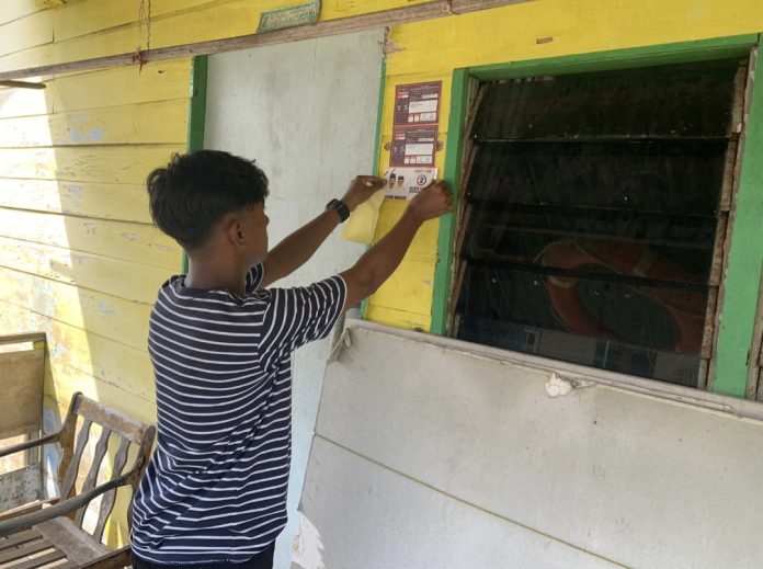 Berdasarkan pantauan pada Minggu 27 Oktober 2024, warga Kampung Ladi, Kampung Bulang, Kampung Jambat, Balik Kote, Kampung Datuk di Kelurahan Penyengat, ramai-ramai memasang stiker Rudi-Rafiq di pintu rumahnya. (IST)