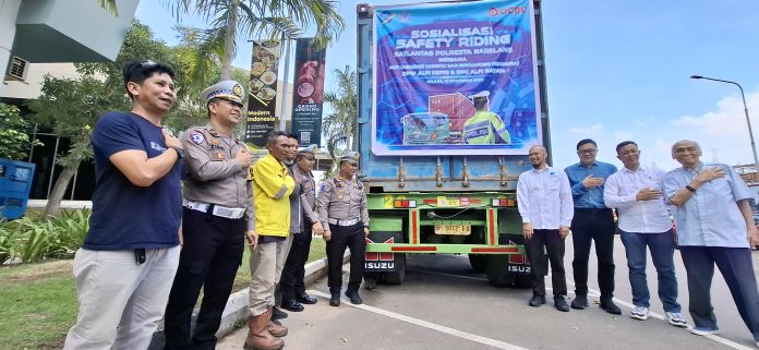 Asosiasi Logistik dan Forwarder Indonesia (ALFI) DPW Kepri dan DPC menggandeng Satuan Lalu Lintas (Satlantas) Polresta Barelang menggelar Sosialisasi Safety Riding. Sosialisasi ini dilakukan di Kawasan Harbourbay, Batu Ampar, Kota Batam, Provinsi Kepri, Selasa (12/11/2024). (uly)