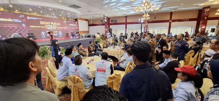 Suasana ruang debat Calon Wali Kota dan Wakil Wali Kota Batam di Crown Vizta Hotel, Kota Batam, Provinsi Kepulauan Riau (Kepri) tidak kondusif. Jadwal debat yang harusnya pukul 14.00 WIB hingga pukul 15.30 WIB tidak kunjung dimulai. (uly)