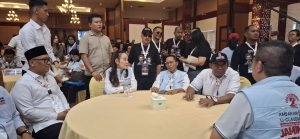 Paslon Asli meninggalkan lokasi setelah ruangan debat sudah mulai sepi. Tak hanya berdua, mereka dikawal oleh Tim Keamanan dan timnya. (uly)