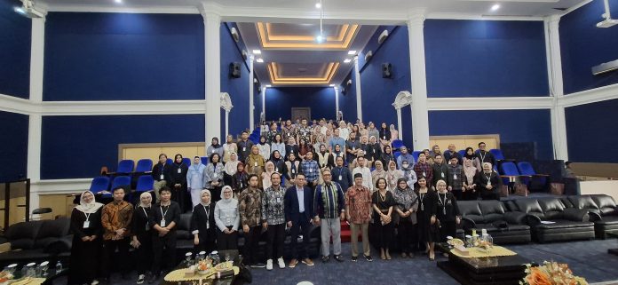 Rumah Sakit Hj. Bunda Halimah menggelar kegitan Temu Ilmiah Batam Batam First Emergency Update tentang penanganan kegawatdaruratan jantung, stroke dan Traumatologi. Temu ilmiah ini digelar di Rumengan Hall Universitas Batam (Uniba), Sabtu (16/11/2024). (uly)
