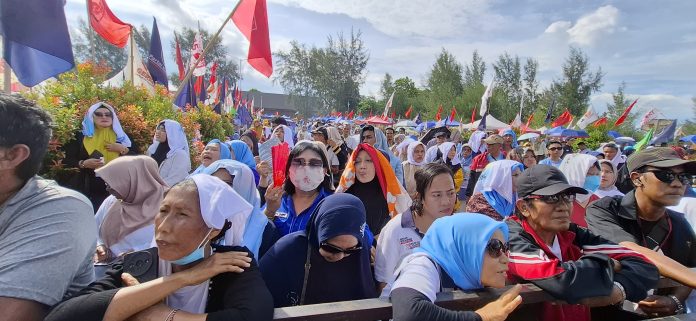 Konser Rakyat Batam Maju bersama Pasangan Calon Wali Kota dan Wakil Wali Kota Batam Nomor Urut 2, Amsakar Achmad - Li Claudia di Mega Wisata Okarina, Kota Batam, Provinsi Kepulauan Riau (Kepri) berlangsung meriah. (uly)