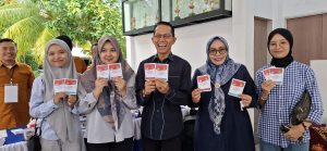 Wakil Wali Kota Batam, Amsakar Achmad bersama isteri, anak dan keluarganya bersama-sama ke TPS 018 Pendopo Cendrawasih Merak, KDA Kota Batam, Provinsi Kepulauan Riau. (uly)