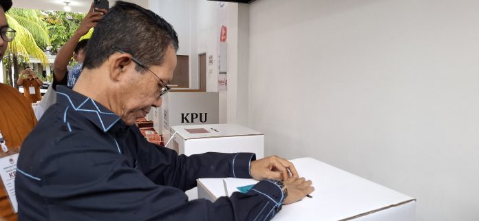Wakil Wali Kota Batam, Amsakar Achmad bersama isteri, anak dan keluarganya bersama-sama ke TPS 018 Pendopo Cendrawasih Merak, KDA Kota Batam, Provinsi Kepulauan Riau. (uly)
