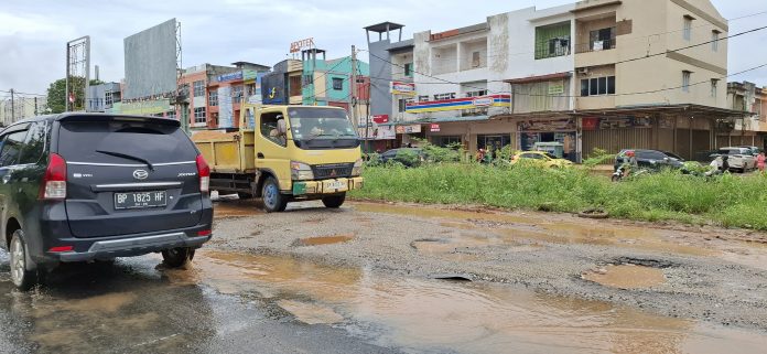 Kondisi jalan Raja M. Saleh berlubang saat musim hujan, Jumat (29/11/2024). (uly)