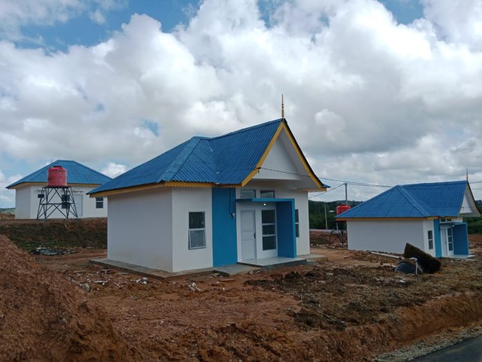 Sebanyak 220 Kepala Keluarga (KK) terdampak Proyek Strategis Nasional (PSN) Rempang Eco City telah bergeser ke hunian sementara. 37 diantaranya sudah pindah menempati rumah baru tipe 45 di atas tanah seluas 500 m² di Tanjung Banun. (Humas BP Batam)