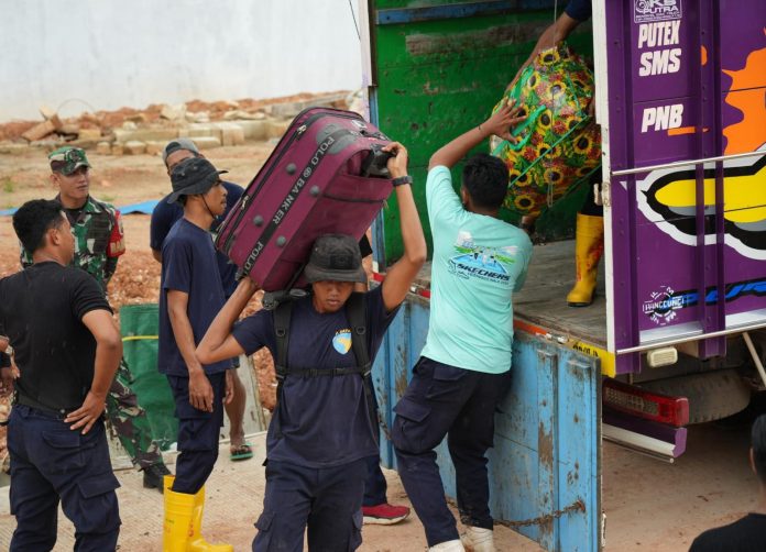 BP Batam memfasilitasi pergeseran terhadap 4 Kepala Keluarga (KK) terdampak pengembangan Rempang Eco City ke rumah baru di Tanjung Banun, Kamis (20/11/2024). (Humas BP Batam)