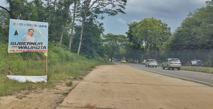 Puluhan Baliho berukuran tinggi 2,5 meter lebar 1,5 meter milik pasangan calon (Paslon) Gubernur dan Wakil Gubernur Kepri Ansar Ahmad-Nyanyang Haris Pratamura (SAYANG) dan Paslon Calon Walikota dan Wakil Walikota Batam Amsakar Ahmad-Li Claudia Chandra (ASLI) rusak. (Ist)