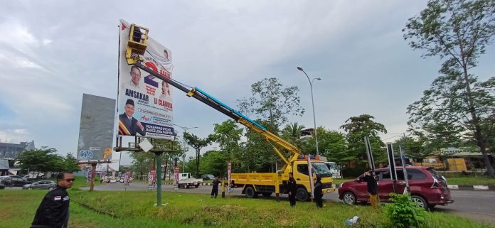 Tim terpadu melakukan penertiban APK selama masa tenang, Senin (25/11/2024)
