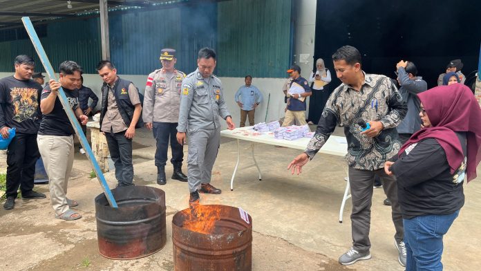 Komisi Pemilihan Umum (KPU) Kota Batam memusnahkan sebanyak 5.418 surat suara Pilkada 2024 yang rusak dan berlebih. (uly)