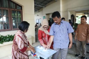 Wali Kota Batam, Muhammad Rudi, bersama istri Marlin Agustina, serta anak mantunya, menyalurkan hak suara di Tempat Pemungutan Suara (TPS) 017 Perumahan Rosedale, Teluk Tering, Batam Kota, Rabu (27/11/2024). (its)