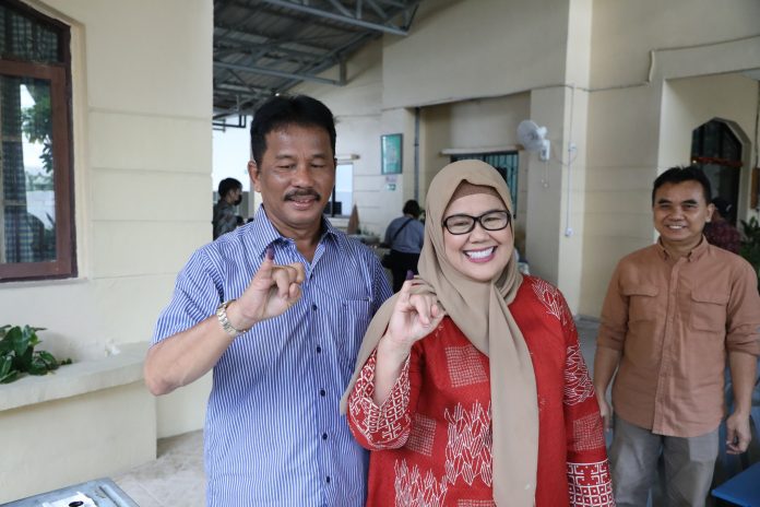 Wali Kota Batam, Muhammad Rudi, bersama istri Marlin Agustina, serta anak mantunya, menyalurkan hak suara di Tempat Pemungutan Suara (TPS) 017 Perumahan Rosedale, Teluk Tering, Batam Kota, Rabu (27/11/2024). (Ist)