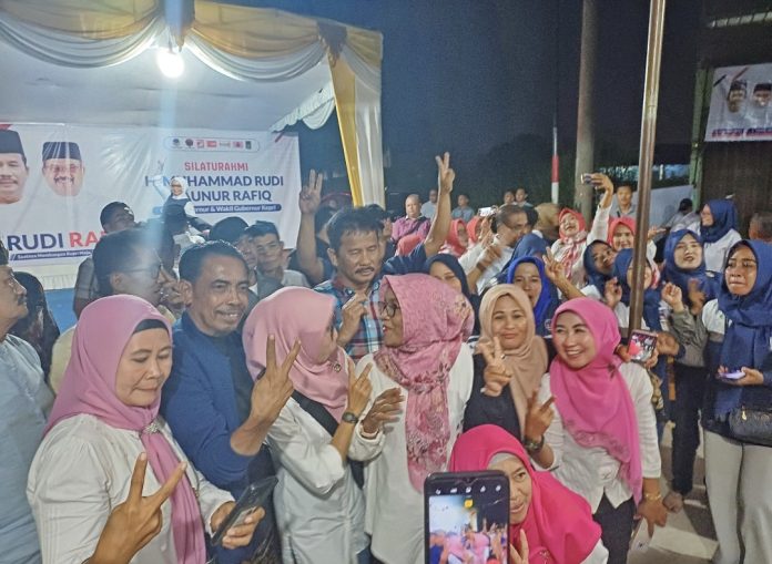 Warga RW 20, Kelurahan Tanjungbuntung, begitu bersemangat menghadiri Silaturahmi dan Kampanye Dialogis Paslon Gubernur dan Wakil Gubernur Kepulauan Riau (Kepri) H Muhammad Rudi (HMR), dan H Aunur Rafiq (Rudi- Rafiq), Kamis (31/10/2024) malam. (IST)
