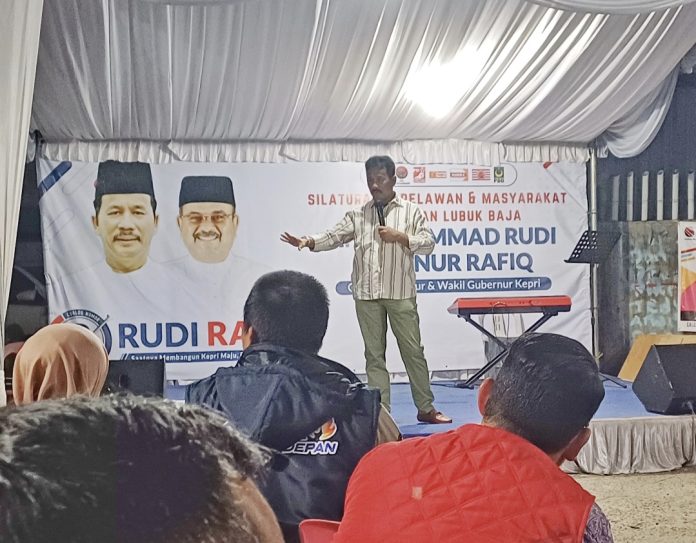 Warga RW 20, Kelurahan Tanjungbuntung, begitu bersemangat menghadiri Silaturahmi dan Kampanye Dialogis Paslon Gubernur dan Wakil Gubernur Kepulauan Riau (Kepri) H Muhammad Rudi (HMR), dan H Aunur Rafiq (Rudi- Rafiq), Kamis (31/10/2024) malam.(IST)