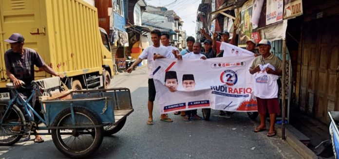 Di tengah padatnya berbagai aktivitas di Jalan Pelantar II, baik itu aktivitas lalulintas kendaraan dan para pejalan kaki, tampak puluhan becak barang berjejer di sepanjang jalan tersebut. (IST)