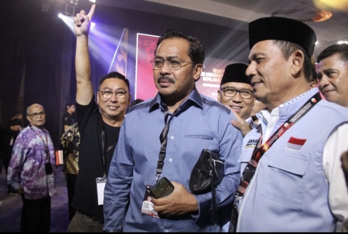 Mantan Gubernur Kepri Nurdin Basirun meneteskan air mata diperlukan Calon Gubernur Kepri Ansar Ahmad usai debat kandidat pasangan calon Gubernur Kepri dan Wakil Gubernur Kepri di Hotel Radison Batam, Sabtu (2/10/2024). (IST)