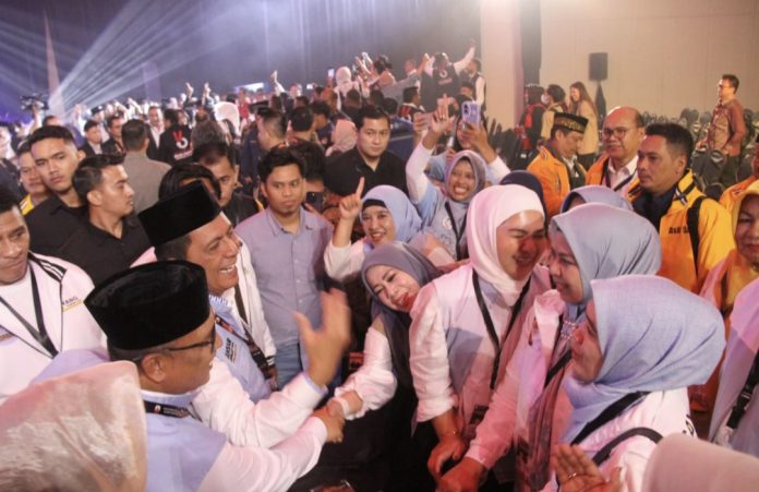 Sorak-sorai tim pemenangan calon Gubernur dan calon wakil Gubernur nomor urut 01, H. Ansar Ahmad dan Nyanyang Haris Pratamura memenuhi ruangan gedung tempat diselenggarakannya debat terbuka Pilkada 2024 di Hotel Radison, Batam, Sabtu (2/11/2024). (Ist)