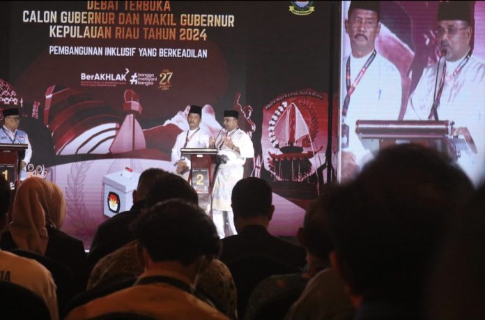 Visi misi Pasangan calon Gubernur dan Wakil Gubernur Kepulauan Riau (Kepri) nomor urut 2, H Muhammad Rudi (HMR), dan H Aunur Rafiq, yang ingin memajukan Kepri seperti Batam, diserang oleh calon lain. Hal ini terjadi saat debat calon Gubernur Kepri di Ballroom Radisson Hotel Batam, Sabtu (2/11/2024). (IST)