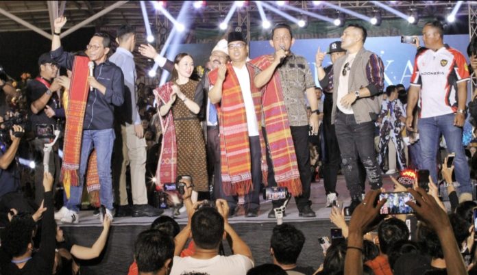 Suasana penuh semangat dan kebersamaan menyelimuti Dataran Engku Putri, Batam Center, pada Minggu malam (3/11/2024), saat ribuan warga merayakan Pesta Budaya Bangso Batak yang diselenggarakan oleh Perkumpulan Bangso Batak Marsada (BBM). (IST)