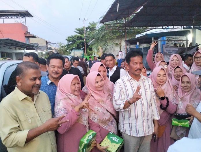 Pasangan calon Gubernur Kepri dan Wakil Gubernur Kepulauan Riau (Kepri) nomor urut 2, H Muhammad Rudi dan H Aunur Rafiq (Rudi-Rafiq), hadir kompak bersilaturahmi dengan warga Hang Tuah Permai, Tanjungpinang Timur, Rabu (6/11/2024 ) sore. (Ist)