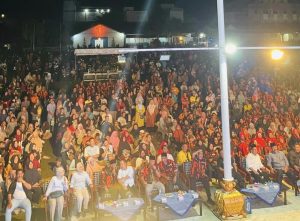 Warga yang hadir terlihat sangat antusias mengikuti jalannya kampanye Calon Gubernur Kepri nomor urut 1 yang mulai digelar sekitar pukul 19.30 WIB. (Ist)