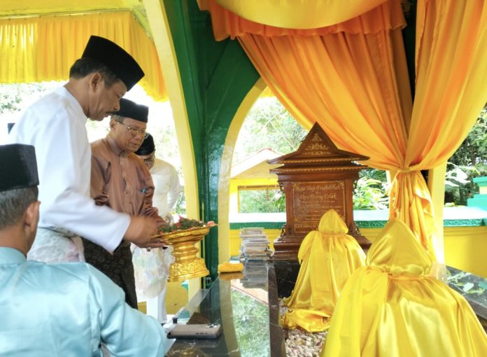 Puluhan perahu bermesin atau pompong sudah memadati laut Tanjungpinang, Minggu (10/11/2024) pagi, dengan membawa penumpang menuju Pulau Penyengat. (Ist)