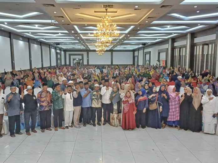 Calon Gubernur Kepulauan Riau (Kepri), nomor urut 2, H Muhammad Rudi (HMR), bersilaturahmi dengan ibu- ibu majlis taklim se-Kecamatan Bengkong, dan Persatuan Majelis Taklim (Permata) Kelurahan Batuampar, di Golden Prawn, Bengkong, Batam, Minggu (10/11/2024). (IST)