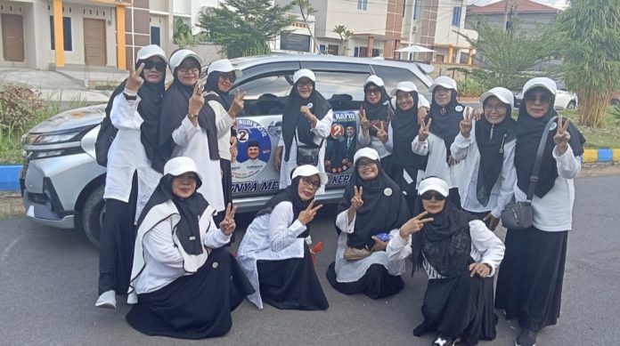 Sejumlah relawan dari calon Gubernur dan Wakil Gubernur Kepulauan Riau (Kepri) H Muhammad Rudi (HMR) dan H Aunur Rafiq (Rudi-Rafiq), bergerak door to door menyosialisasikan program dan visi misi pasangan nomor urut 2 tersebut di Tanjungpinang, Selasa (12/11/2024). (IST)