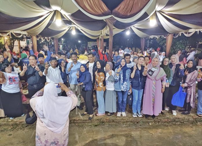 Warga Perumahan Pondok Pelangi penuh bahagia menyambut kehadiran calon Gubernur Kepulauan Riau (Kepri) pilihannya, H Muhammad Rudi (HMR), di fasum Perumahan Pondok Pelangi, Kelurahan Tibanindah, Sekupang, Batam, Rabu (13/11/2024) malam. (Ist)