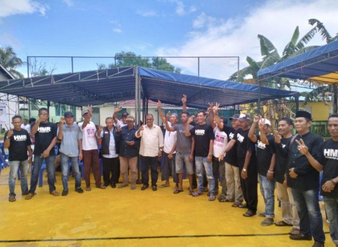 Hujan deras tidak menghalangi semangat masyarakat Bintan Pesisir, Kabupaten Bintan, untuk menghadiri kampanye dialogis pasangan calon Gubernur dan Wakil Gubernur Kepulauan Riau (Kepri), H Muhammad Rudi dan H Aunur Rafiq (Rudi-Rafiq), Kamis (14/11/2024). (IST)