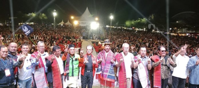 Konser Rura Nauli Sukses Digelar, Rudi Disambut Gondang Panomu-Nomuan, Dipakaikan Ampu dan Diulosi. (Ist)