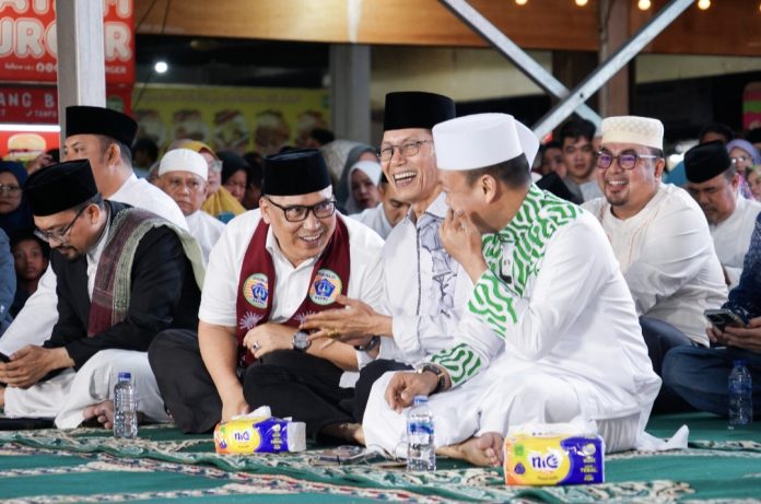 Dua tokoh masyarakat Kepri, yakni Nyanyang Haris Pratamura dan Amsakar Ahmad menghadiri tabligh akbar bersama Ustadz Das’ad Latif di kawasan Cahaya Garden Kelurahan Sadai, Bengkong, Kota Batam, Provinsi Kepri, Senin (18/11/2024), malam. (Ist)