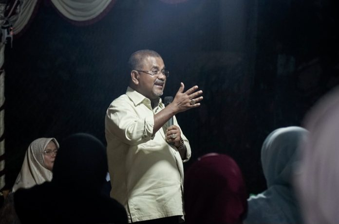 Ratusan Warga Harjosari, Kecamatan Tebing, Kabupaten Karimun menghadiri kampanye dialogis calon Wakil Gubernur Kepri H Aunur Rafiq di Lapangan Kelurahan Harjosari, Minggu (17/11/2024) malam. (IST)