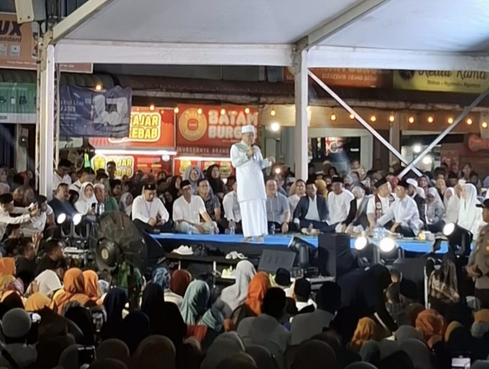 Tumpah ruah masyarakat menghadiri tabligh akbar bersama Ustaz Das'ad Latif di Cahaya Garden, Bengkong, Senin (18/11/2024) malam. Turut hadir dalam kegiatan ini, Amsakar Achmad, Li Claudia Chandra, Nyanyang Haris Pratamura hingga Ketua DPRD Kepri Imam Setiawan. (ist)