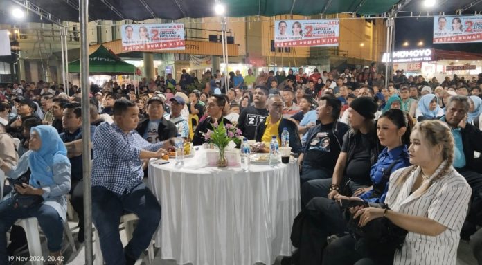 Calon Walikota Batam nomor urut 2, Amsakar Achmad nonton bareng pertandingan Indonesia vs Arab Saudi Kualifikasi Piala Dunia 2026 Zona Asia bersama masyarakat di STC Sekupang, Kota Batam, pada Selasa (19/11/2024) malam. (Ist)