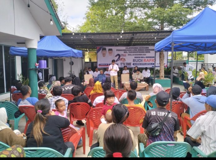 Ratusan pedagang kaki lima (PKL) dan pelaku UMKM dari seluruh wilayah Tanjungpinang, di lokasi Gurindam 12, menyatakan dukungan untuk kemenangan pasangan calon Gubernur dan Wakil Gubernur Kepri H Muhammad Rudi (HMR), dan H Aunur Rafiq (Rudi-Rafiq), Rabu (20/11/2024). (ist)