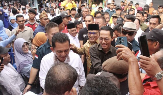 Pasangan calon Walikota dan Wakil Walikota Batam, Amsakar Ahmad-Li Claudia Chandra (ASLI) dan Calon Gubernur Kepri, Sahabat Ansar Ahmad-Nyanyang Harris Pratamura (SAYANG) menyerahkan 6000an sertifikat sekaligus menyampaikan rasa terima kasih kepada seluruh simpul relawan ASLI SAYANG yang sudah berjuang bersama-sama. (Ist)