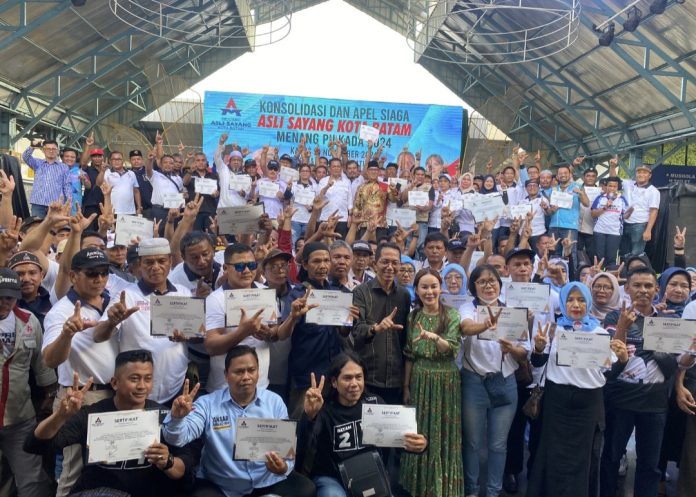 Ribuan relawan yang disebut Pejuang ASLI SAYANG mengikuti konsolidasi dan apel siaga ASLI SAYANG Kota Batam Menang Pilkada di Pakuba Tembesi, Batuaji, Kamis (21/11/2024). (Ist)
