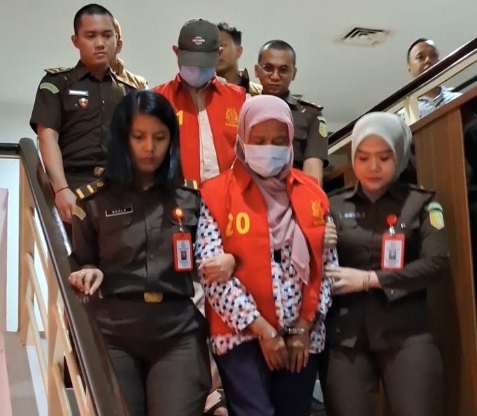 Kejari Batam menetapkan dua tersangka kasus korupsi anggaran Badan Layanan Umum Daerah (BLUD) Rumah Sakit Umum Daerah (RSUD) Embung Fatimah (EF) tahun 2016. (uly)