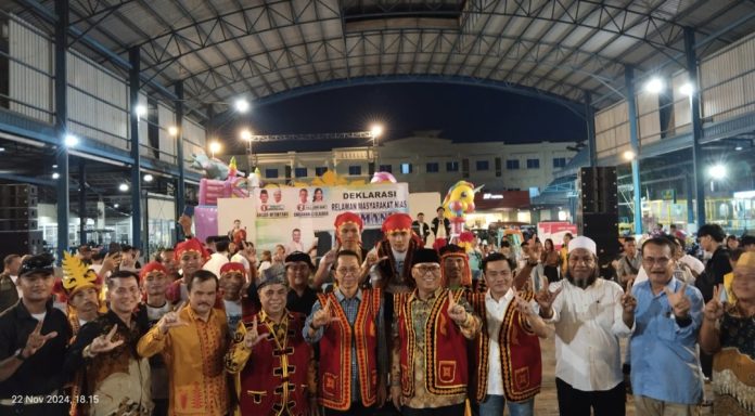 Deklarasi dukungan yang tergabung Relawan Masyarakat Nias (REMANIS) kepada pasangan calon Wali Kota dan Wakil Wali Kota Batam, Amsakar Achmad dan Li Claudia Chandra (ASLI). Acara yang digelar di Hall SP Plaza, Batuaji, Jumat (22/11/2024) sore, berlangsung meriah. (Ist)