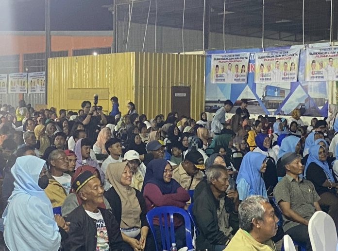 Ribuan masyarakat dari 37 Kampung Tua memadati salah satu gedung pertemuan di MTC Nongsa, Jumat (23/11/2024) malam. (Istimewa)