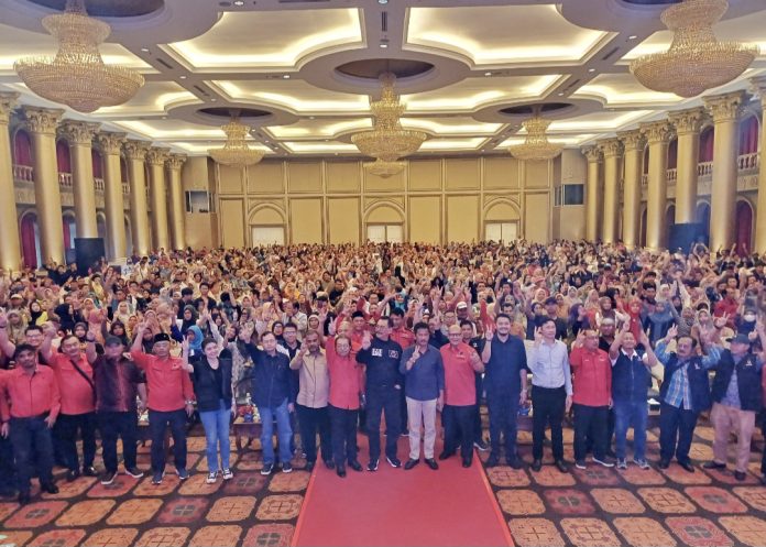 Closing Kampanye Terbuka sekaligus Koordinasi Tim Pemenangan dan Apel Siaga Saksi dan Satgas Tempat Pemungutan Suara (TPS), untuk Paslon Gubernur dan Wakil Gubernur Kepri HMR, dan H Aunur Rafiq (Rudi- Rafiq), di Harmoni One Hotel, Batamcenter, Batam, Sabtu (23/11/2024). (Ist)