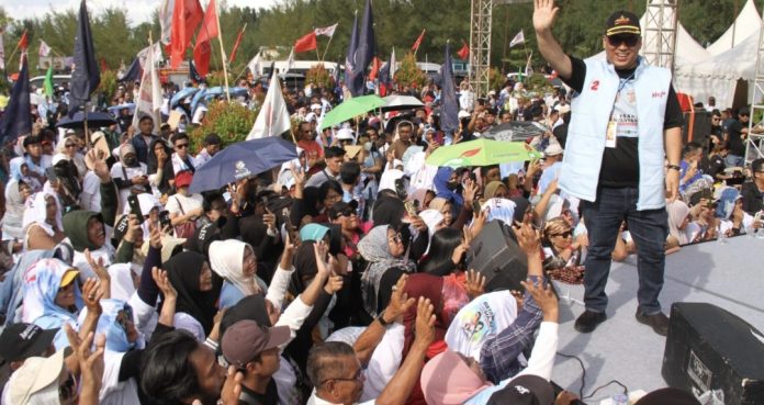 Pasangan Calon Gubernur Nomor Urut 1 Ansar Ahmad, dan Calon Wakil Gubernur Nyanyang Haris Pratamura menyapa masyarakat Kota Batam yang hadir dalam kampanye akbar di Ocarina, Kota Batam, Provinsi Kepri, Sabtu (23/11/2024). (Ist)