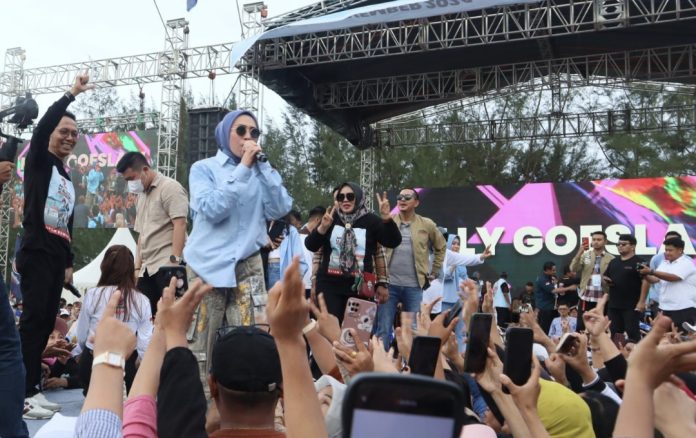 Kampanye akbar pasangan calon Wali Kota dan Wakil Wali Kota Batam, Amsakar Achmad dan Li Claudia Chandra (ASLI), berlangsung meriah di Lapangan Ocarina, Batam Center, Sabtu (23/11/2024). (Ist)