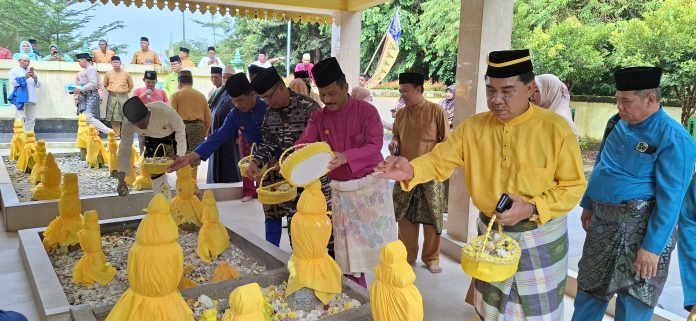 Menyambut Hari Jadi Batam (HJB) Ke-195 Pemerintah Kota (Pemko) Batam menggelar ziarah makam Zuriat Nong Isa, Kamis (12/12/2024). (uly)