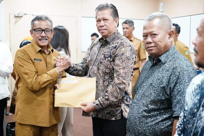 Pemerintah Kota (Pemko) Batam memberikan Surat Keputusan (SK) ASN Batas Usia Pensiun (BUP) TMT 1 Desember 2024 kepada Aparatur Sipil Negara (ASN). (Diskominfo Batam)